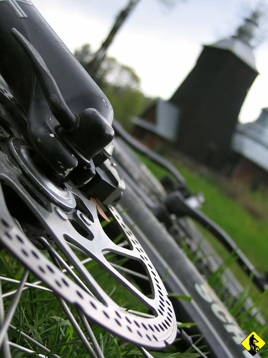 fot 025.jpg - Przejechałem niecałe 5km, a już zatrzymałem się z 6 razy. To naoliwić łańcuch, to wyciągnąć aparat, to kupić jedzenie. Zaczynałem się zastanawiać kiedy się jeszcze raz zatrzymam by np. p/deszcz wyjąć AAAaaaa!